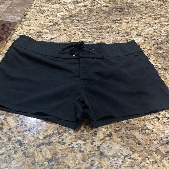 Island Escape board shorts - Picture 2 of 9